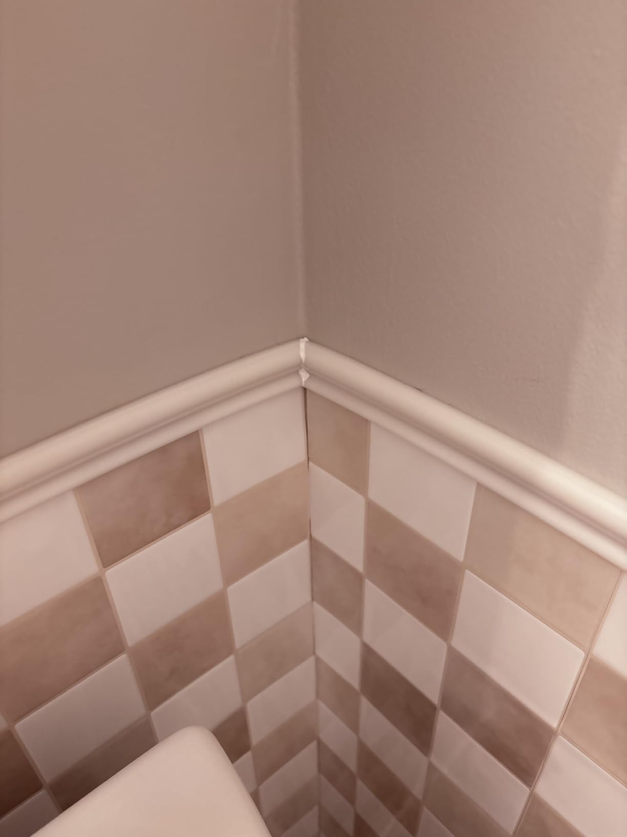 32.8ft x 1.25 Inch Flexible Peel and Stick Molding Trim for Wall, Baseboard, Backsplash, Tile Edge, Chair Rail, Mirror-self Adhesive Moulding Trim for Bathroom Wall Door Floor Window, White customer photo 1
