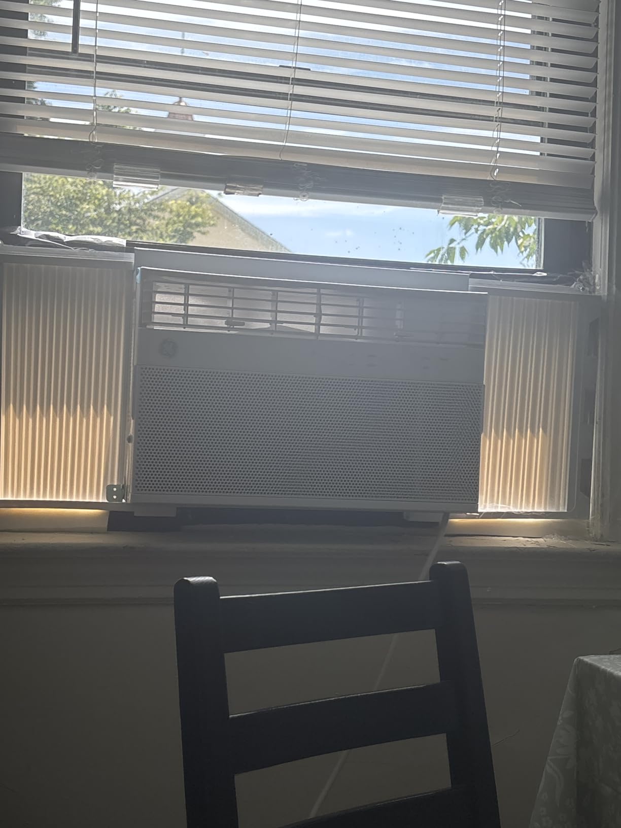 GE 8,000 BTU Smart Window Air Conditioner, Quiet & Energy Efficient Bedroom AC, 350 Sq Ft, Wi-Fi, Alexa/Google, EZ Install Kit, White customer photo 1