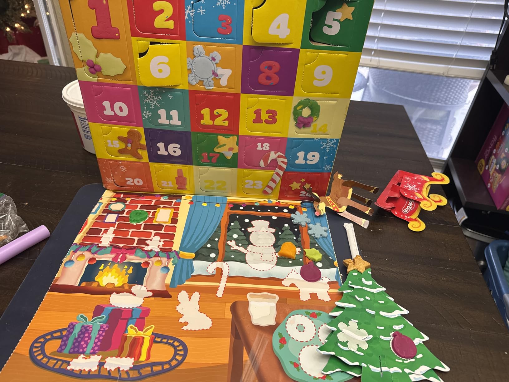 Play-Doh Holiday Advent Calendar for Kids 3 and Up, 24 Day Countdown, Multiple Surprise Gifts Behind Each Door, Arts & Crafts customer photo 1