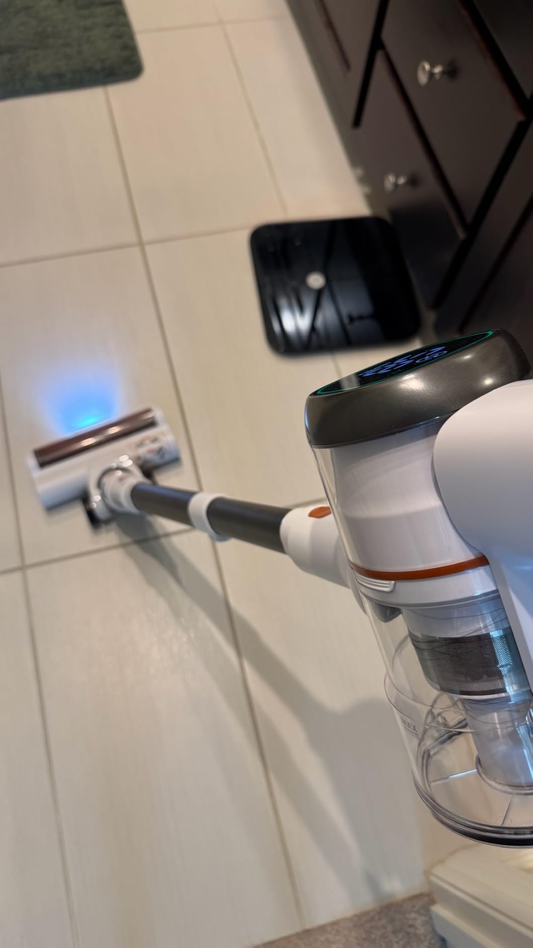 Tikom V500 Cordless Vacuum Cleaner for Home, 40000Pa/450W Stick Vacuum with LED Touch Screen, Charging Wall Dock, Anti-Tangle, Lightweight Handheld Vacuum for Pet Hair, Hard Floor, Carpet, Blue customer photo 2