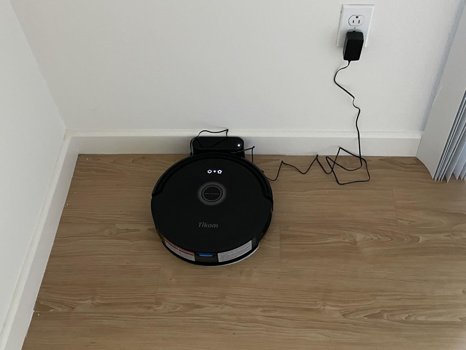 Tikom Robot Vacuum and Mop Combo, 5000Pa Robotic Vacuum Cleaner, 150 Min Max, App & Remote Control, Ideal for Hard Floor, Carpet, Pet Hair, Self-Charge(G8000 Max) customer photo 1