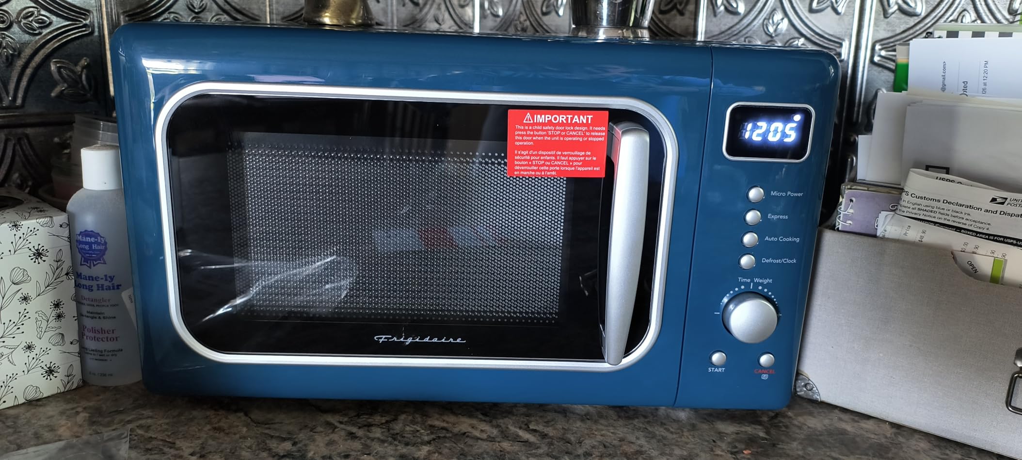 Frigidaire, 0.7 Cu. Ft. Retro Countertop Microwave Oven, 700W Compact Microwave with 8 Auto Cook Menus, Auto Defrost, 5 Power Levels, LED Display, Glass Turntable, Black Gold customer photo 2
