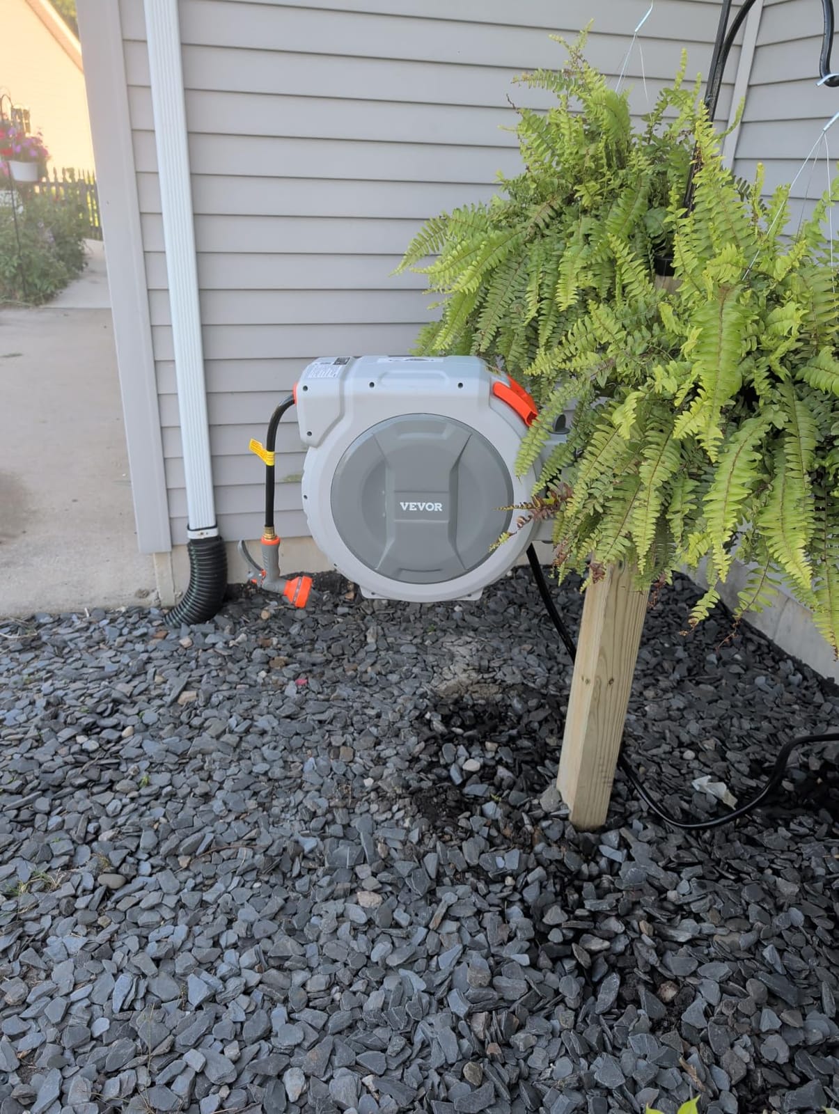 VEVOR Retractable Garden Hose Reel, 5/8 Inch x 100 ft Wall Mounted customer photo 1