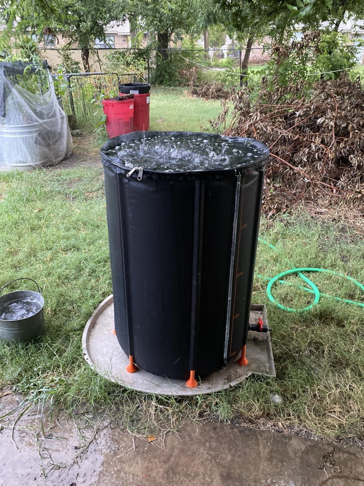 VEVOR Collapsible Rain Barrel 100 Gallon Portable Rain Water Collection, 1000D PVC Rainwater Storage System with Spigot & Overflow Kit, Black customer photo 2