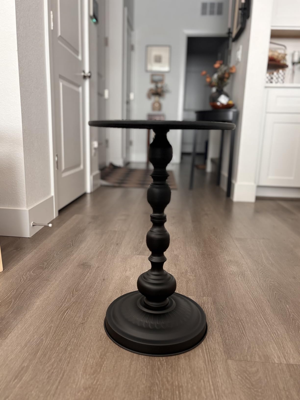 Simple Trending Small Side Table, Round Drink Table End Table, Sofa Table TV Tray Table, Pedestal Coffee Table for Living Room, Black customer photo 1