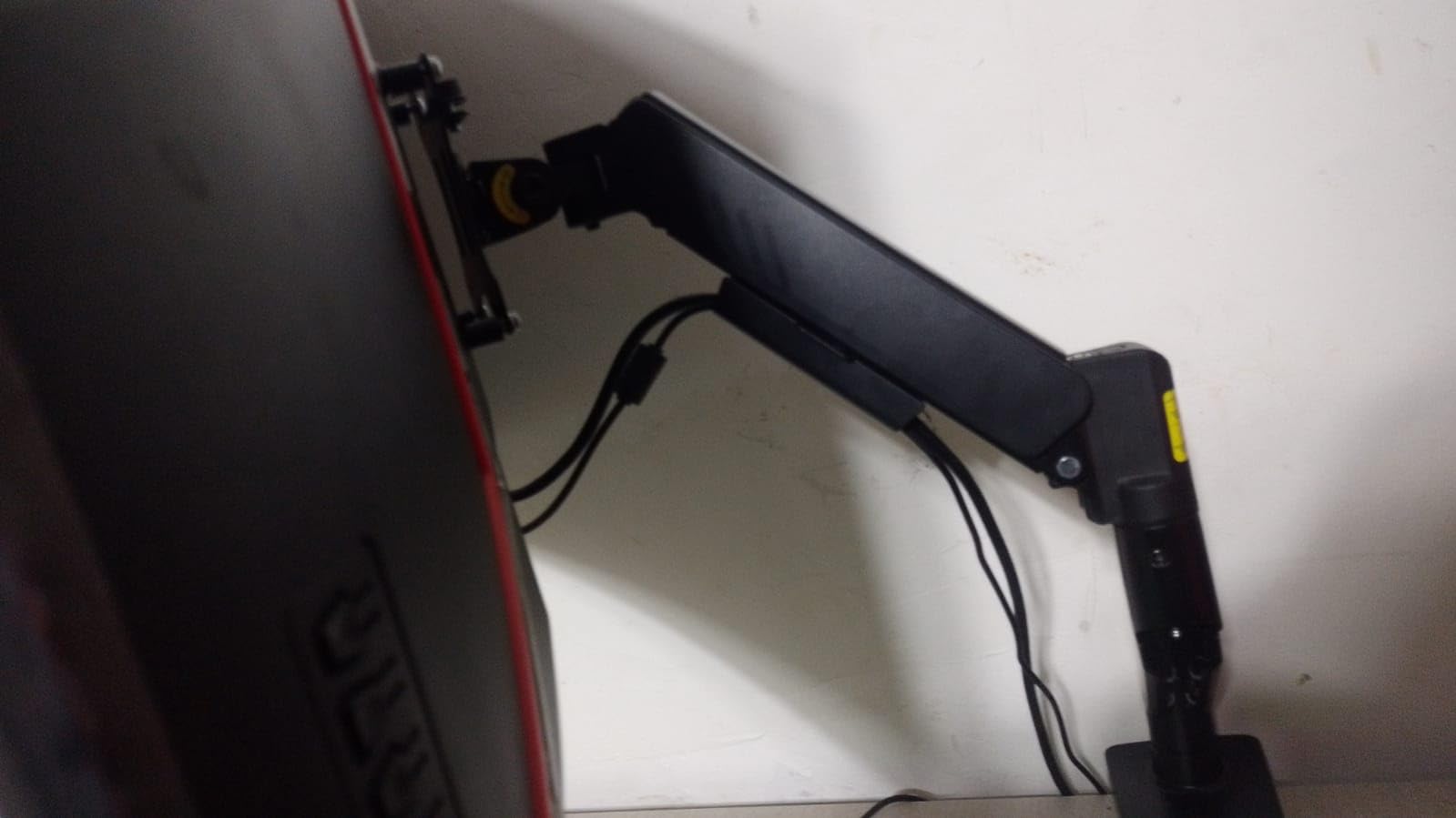 ErGear Single Monitor Arm, Fully Adjustable Monitor Mount for 13-34 Inch Screens, Fast Install Computer Monitor Stand with Tool-Free VESA Mount, Cable Management, Holds 19.8 lbs, Max VESA 100x100mm customer photo 2