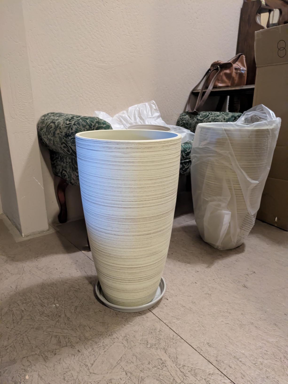 Neoaider Set of 2 Tall Planter, 21 inch Large Plastic Planter, Dark Green, Ceramic-Look, Lightweight, Built-in Drain Hole, Saucers, Tall Outdoor Planter for Porch, Garden, Patio, Balcony customer photo 1