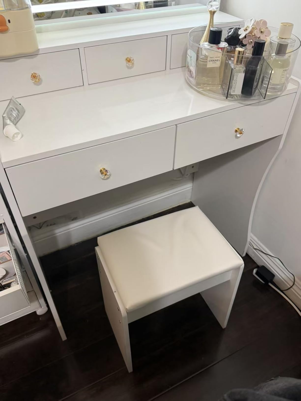 COMHOMA Makeup Vanity Desk with Mirror and Lights, Vanity Table and Chair Set with 5 Drawers & Charging Station, Stepless Dimmable & 3 Color Modes Adjustable, Snow White customer photo 1