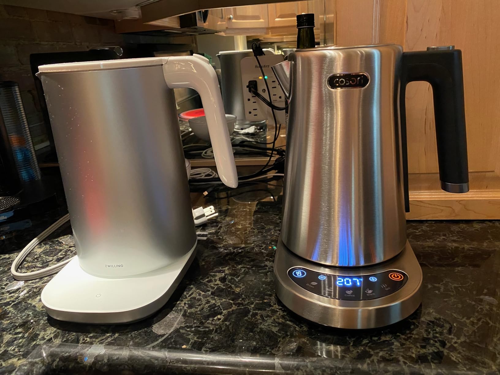 Cosori Stainless Steel Electric Kettle with Temperature Control, 1.7L | No Plastic Contact with Water, 5 Presets, 5F Temp Control, 60-Min Keep Warm, Dual Lid Opening, Tea, Coffee & Hot Water customer photo 1