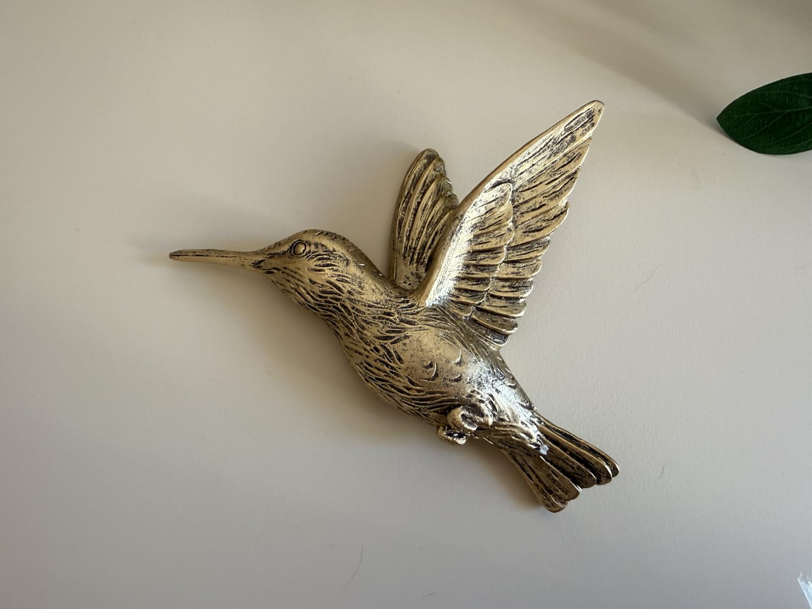 GUSFREUD 3D Hummingbird Wall Decor Set - Brass Resin Bird Wall Decor for Living Room, Bedroom and Gallery Walls - Vintage Gold - Set of 3 customer photo 1