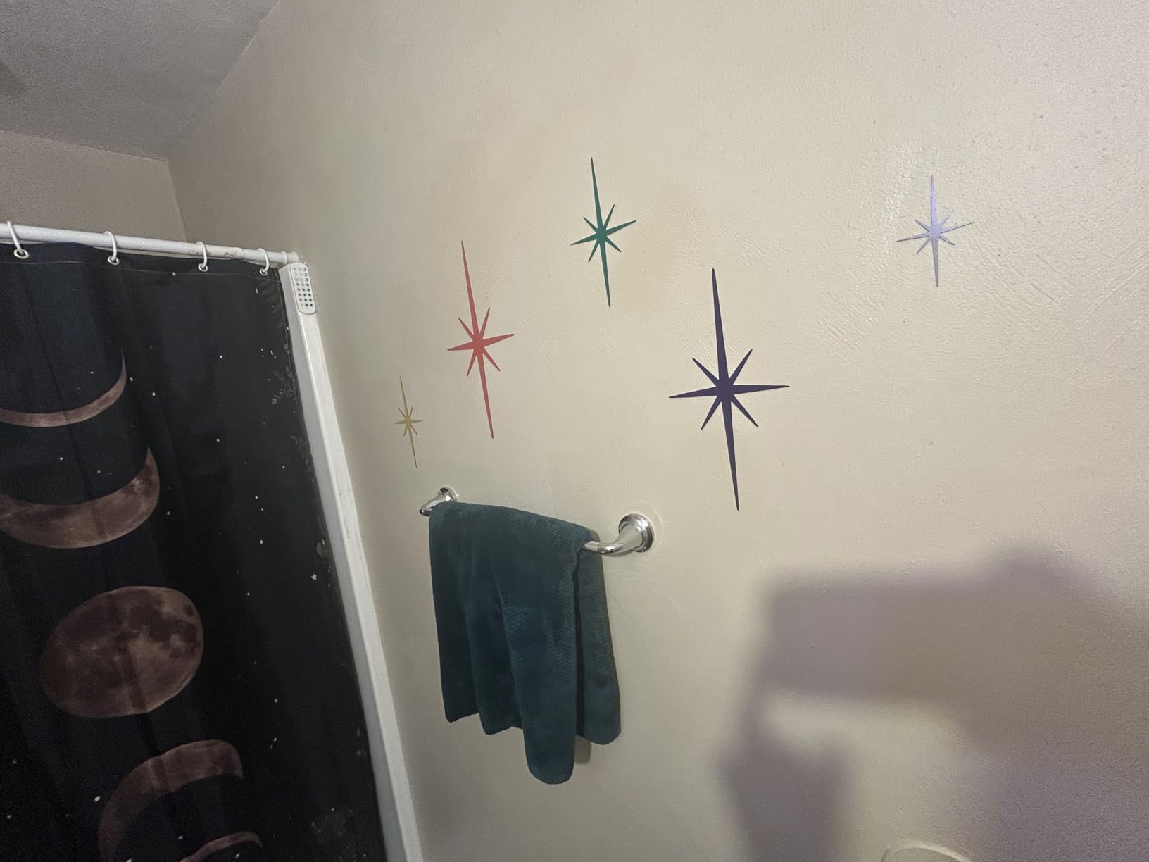 Merriva 5 Pack Colorful Metal Starburst Wall Decor, Mid Century Modern Retro Atomic Star Wall Art Sculptures, Whimsical Eclectic Home Decor for Living Room Bedroom and Playroom customer photo 2