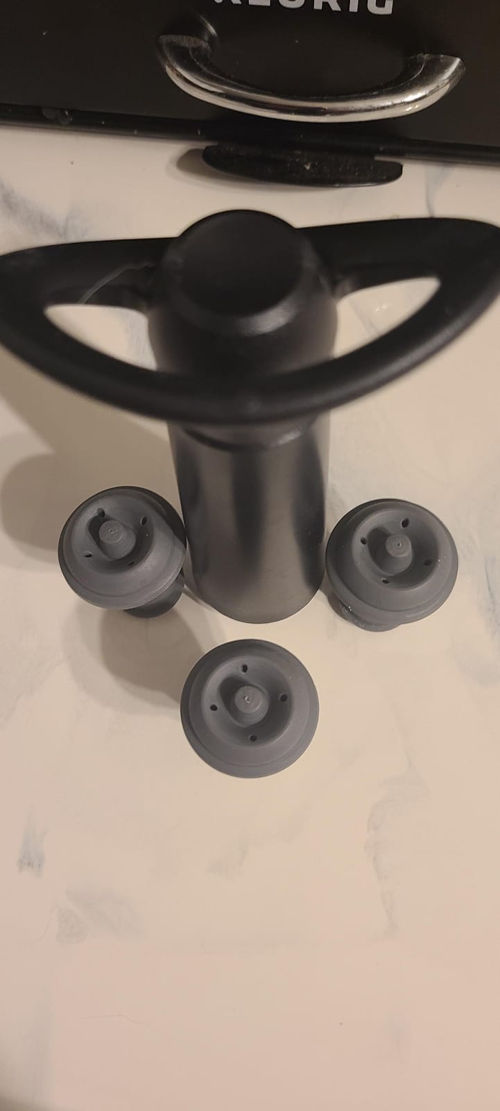Vacu Vin Concerto Wine Saver Pump – Wine Bottle Stopper with 4 Vacuum Stoppers – Preserver Wine Stopper for Red or White Wine – Wine Accessories to Keep Wine Fresh – Black customer photo 2