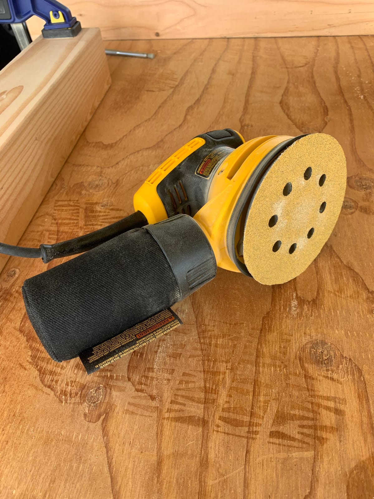DEWALT Orbital Sander Kit, 5-Inch, Variable Speed (DWE6423K) customer photo 1