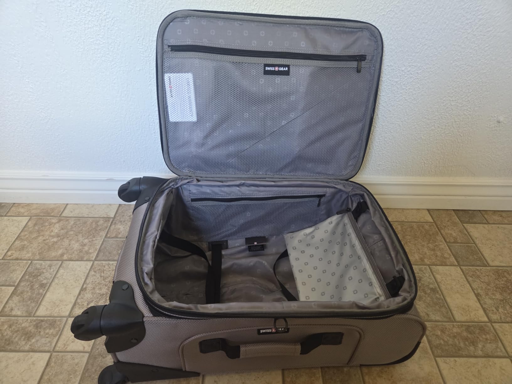 SWISSGEAR Sion Carry-On Spinner Luggage, Softside Expandable, Lightweight Suitcase, Teal, 22.75-Inch customer photo 1
