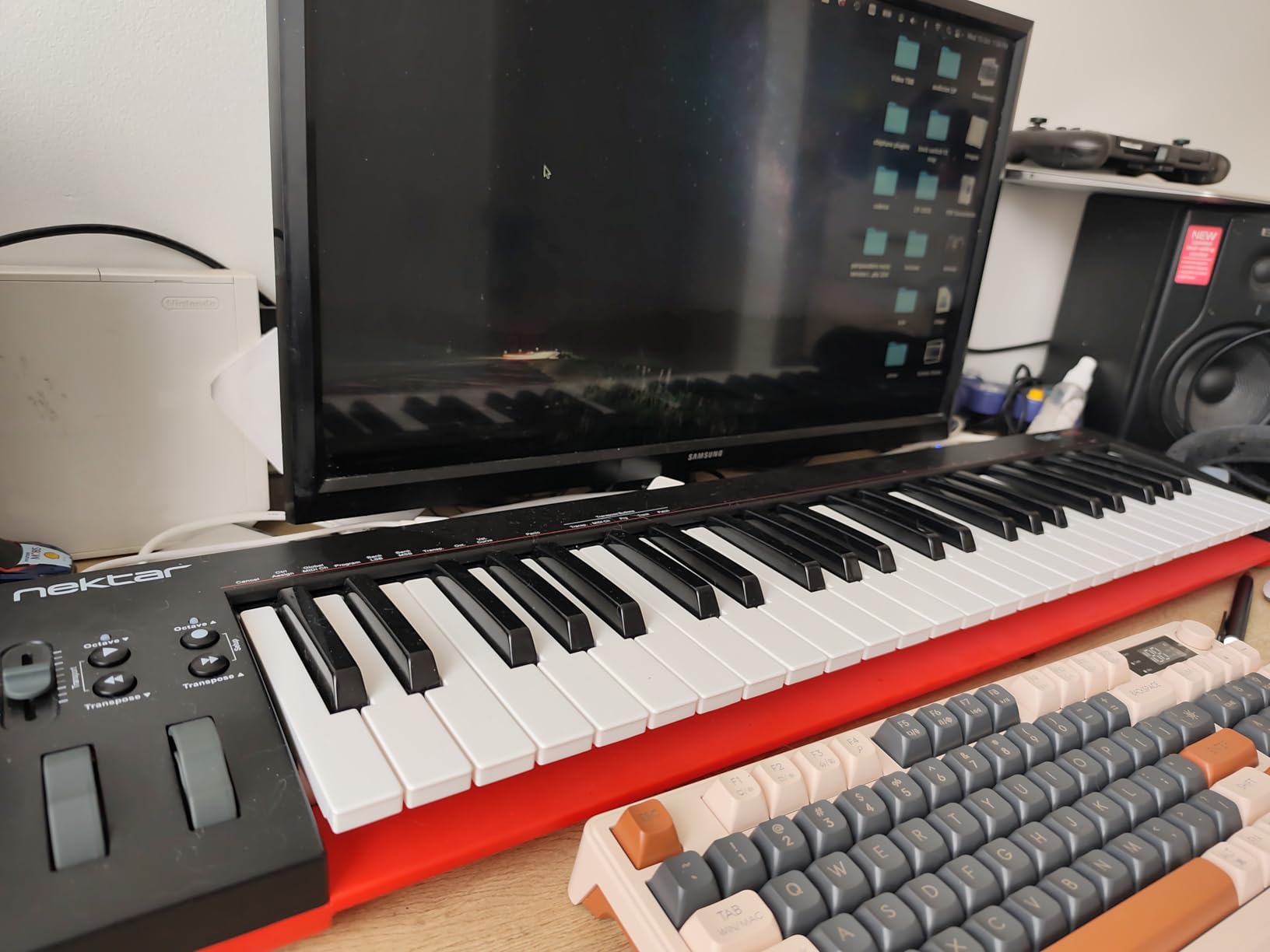 Nektar, 49-Key Midi Controller (SE49),Black white Grey customer photo 2
