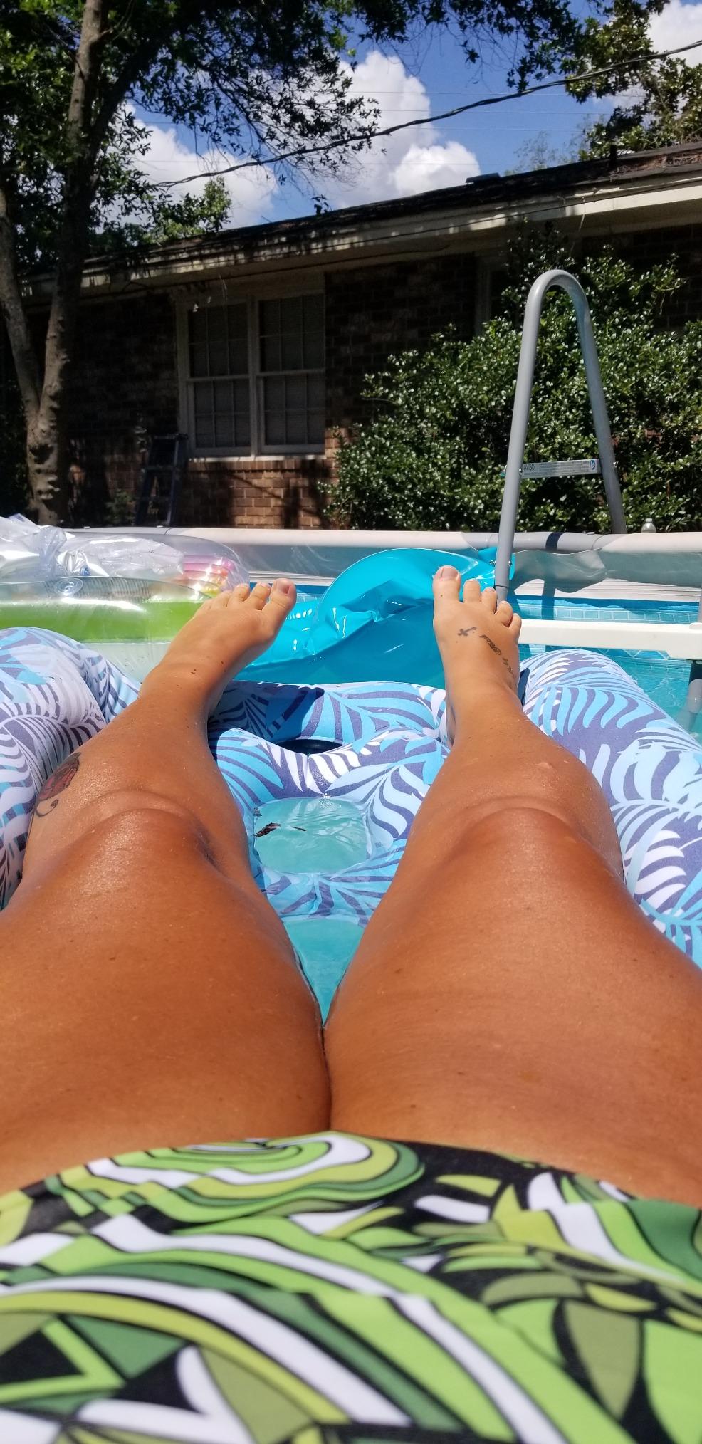 Aqua Comfort Pool Float Lounge – Inflatable Pool Floats for Adults with Headrest and Footrest – Bubble Waves customer photo 1