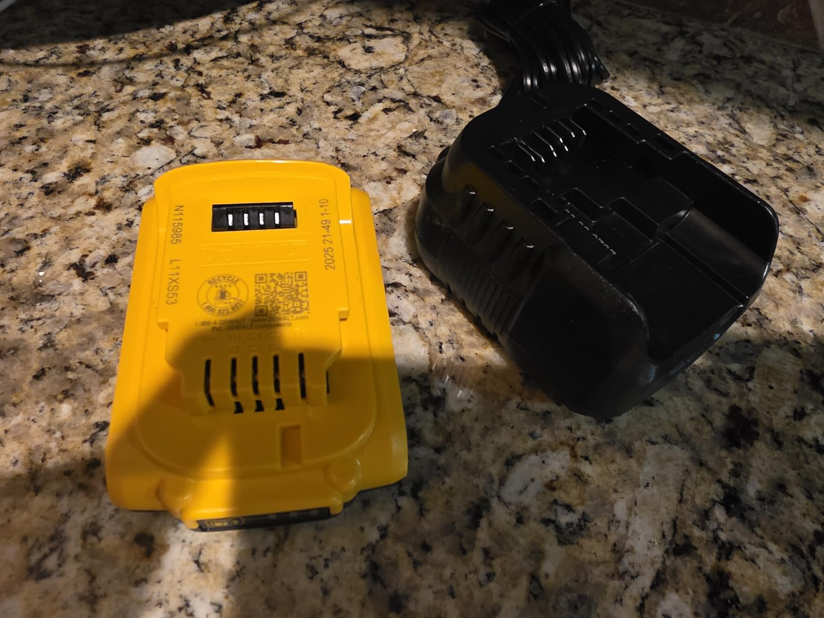 DEWALT 20V MAX XR Oscillating Tool Kit with Blades, 3 Speed Cordless Brushless Multitool, Up to 20,000 OPM, LED Light, Battery and Charger Included (DCS356C1) customer photo 2