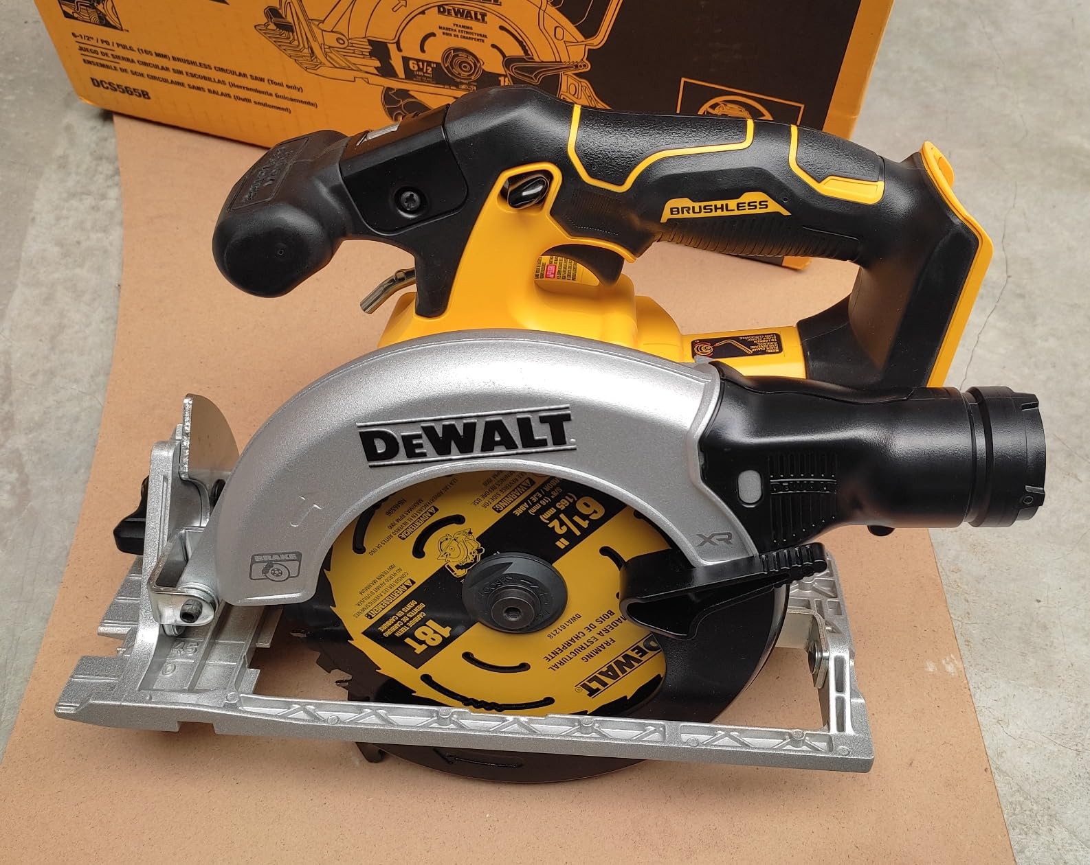 DEWALT 20V MAX* 6-1/2 in. Brushless Cordless Circular Saw, Tool Only (DCS565B) customer photo 1