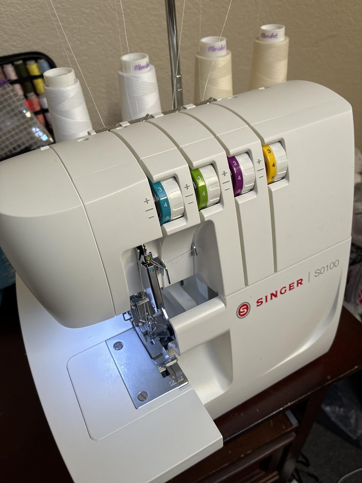 SINGER® S0100 High Speed Serger Overlock Machine, 2-3-4 Thread Capability customer photo 1