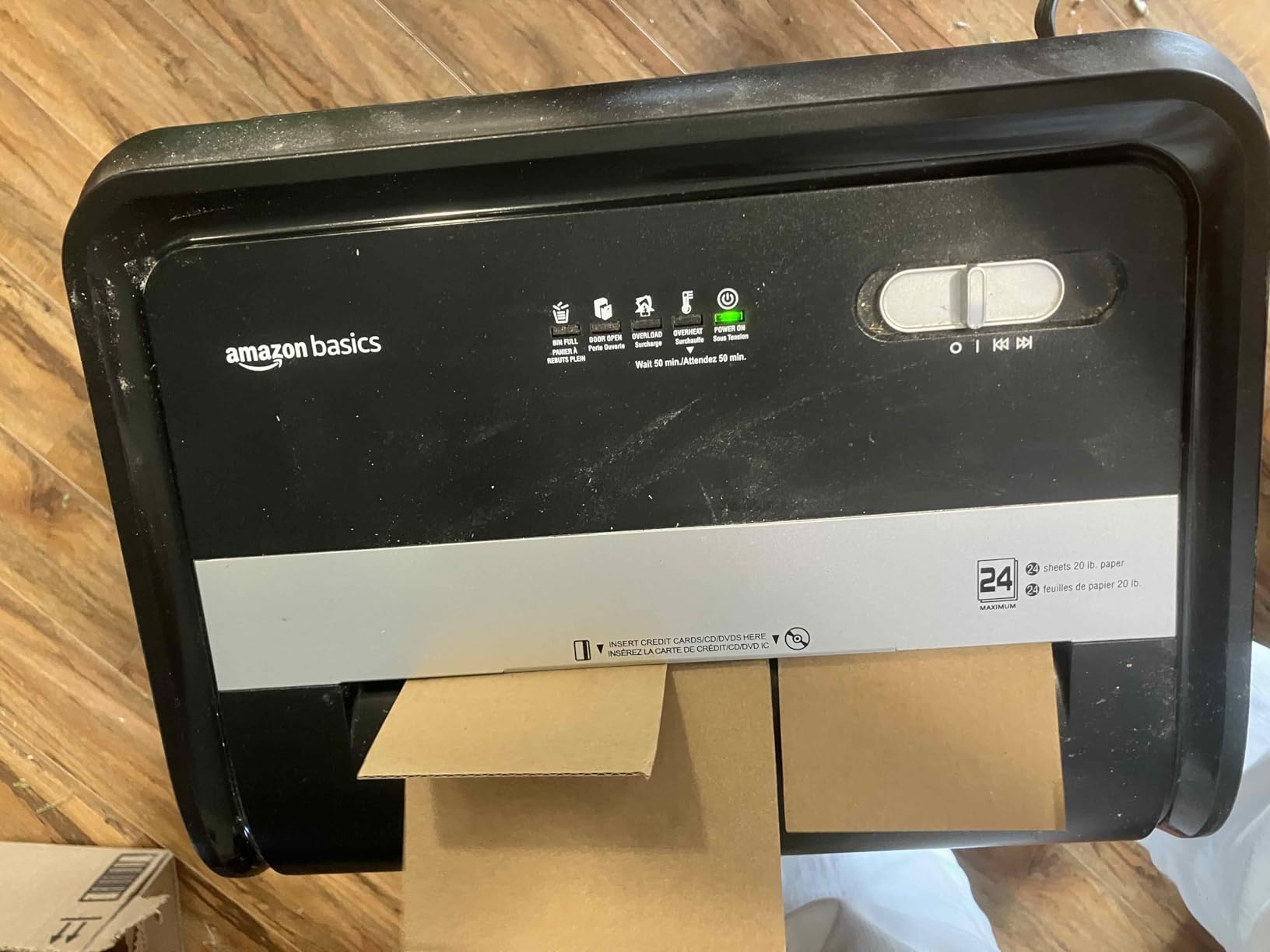 Amazon Basics 200-Sheet Auto Feed Cross-Cut Paper Shredder, High Security P-4, Anti-Jam, 8.5 Gallon Pullout Bin, Black customer photo 1