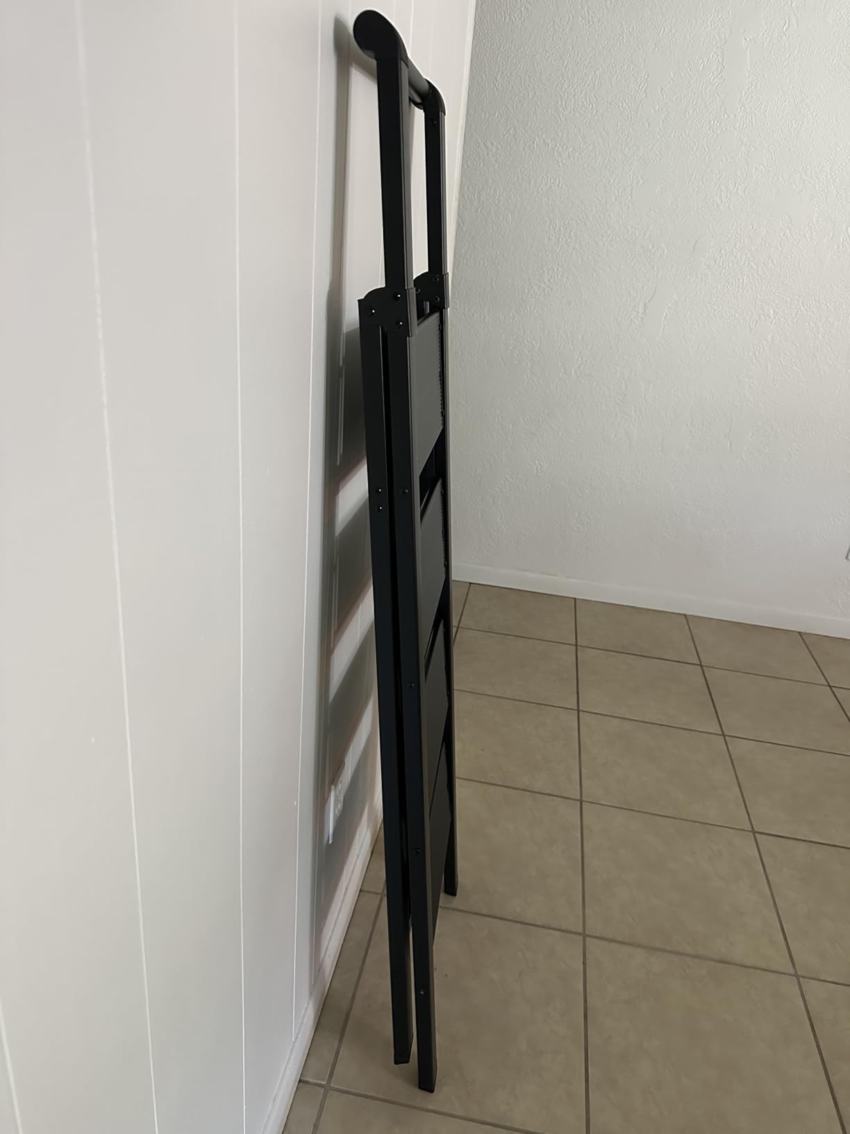 WOA WOA 5 Step Ladders for Home, 300lbs Load, 46'' Top Step, Black customer photo 2