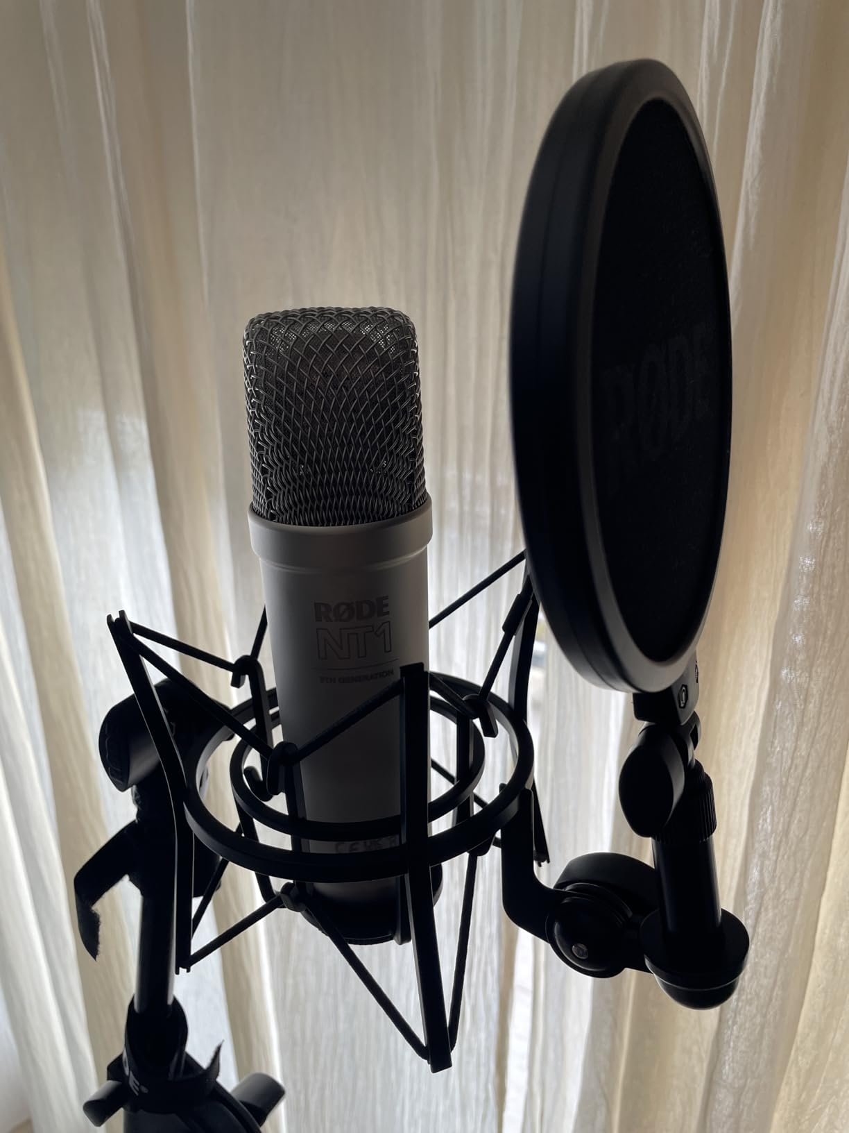 RØDE NT1 5th Gen Studio Condenser Microphone, XLR + USB-C, Silver customer photo 1