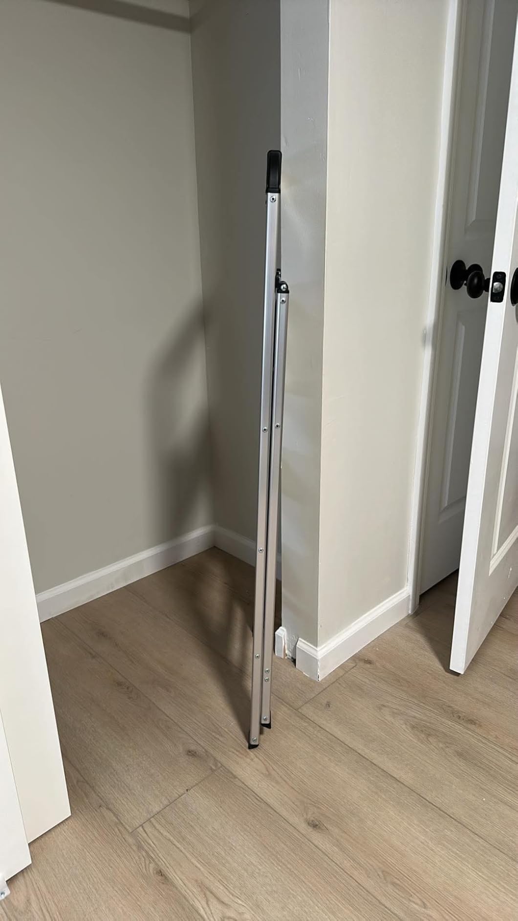 KINGRACK Aluminium 5 Step Ladder, Lightweight Step Stool with Non-Skid Pedals, Handrail, Foldable Step Ladder for Kitchen, Garage, Home, Space Saving, Sturdy and Portable, Silver customer photo 1