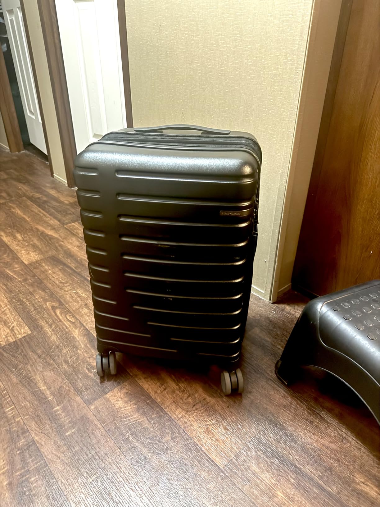 EMPSIGN Carry On Luggage with Spinner Wheels, 20-Inch, Dark Grey customer photo 2