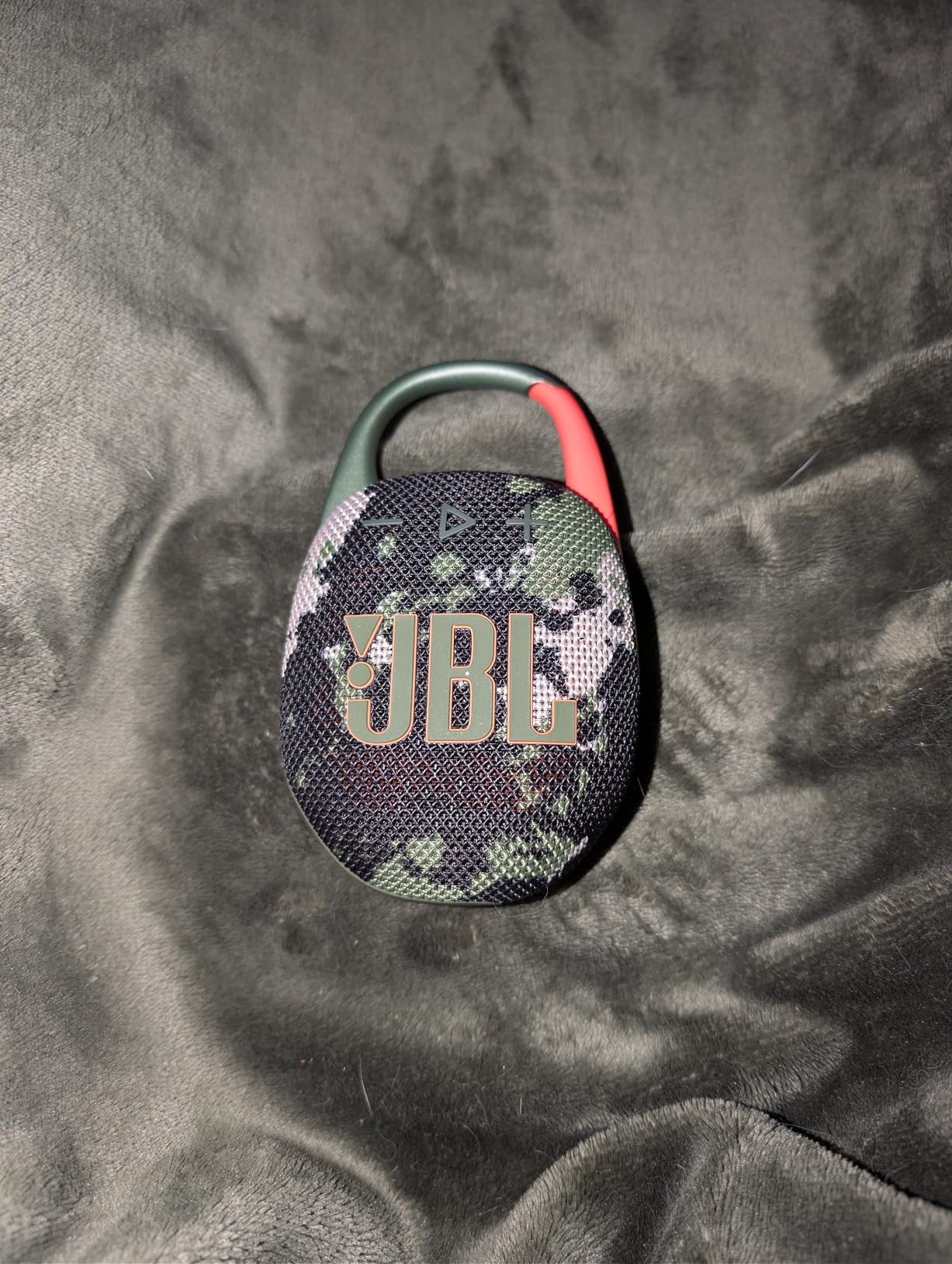 JBL Clip 5 - Ultra-Portable, Waterproof & Dustproof Bluetooth Speaker, Big JBL Pro Sound with Punchy bass, Integrated Carabiner, Up to 12 Hours of Play, Made in Part with Recycled Materials (Black) customer photo 2