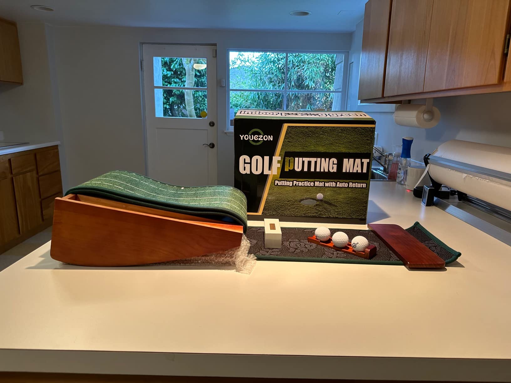 YOUCZON Putting Green Indoor,Golf Putting Mat with Auto Ball Return,Premium Crystal Velvet Surface, Practice Putting mat, Perfect Training Aid & Gift for Golf Lovers Christmas customer photo 1